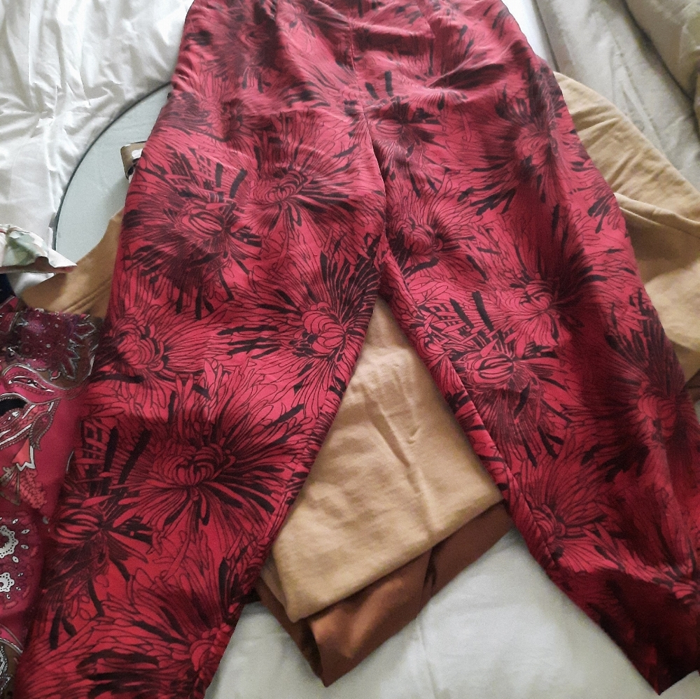 EUC M / L women Capri pants